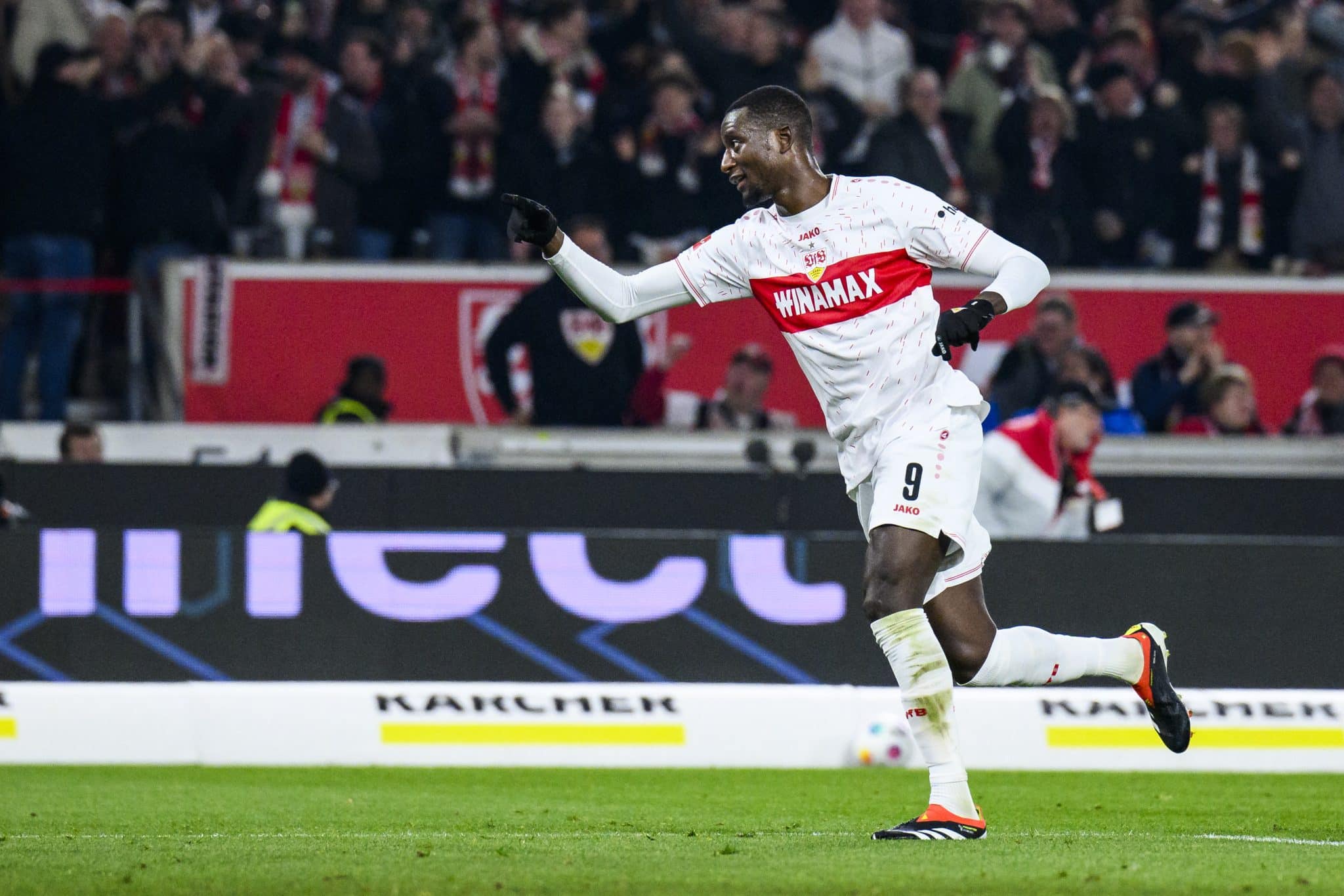Guirassy marca novamente, e vit&oacute;ria do Stuttgart p&otilde;e mais press&atilde;o sobre o Bayern de Munique na Bundesliga