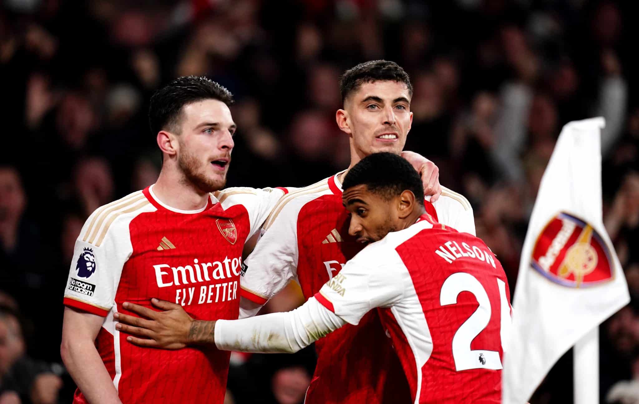 Arsenal supera falha absurda de Ramsdale e chatice do Brentford para deixar bomba com Liverpool e City