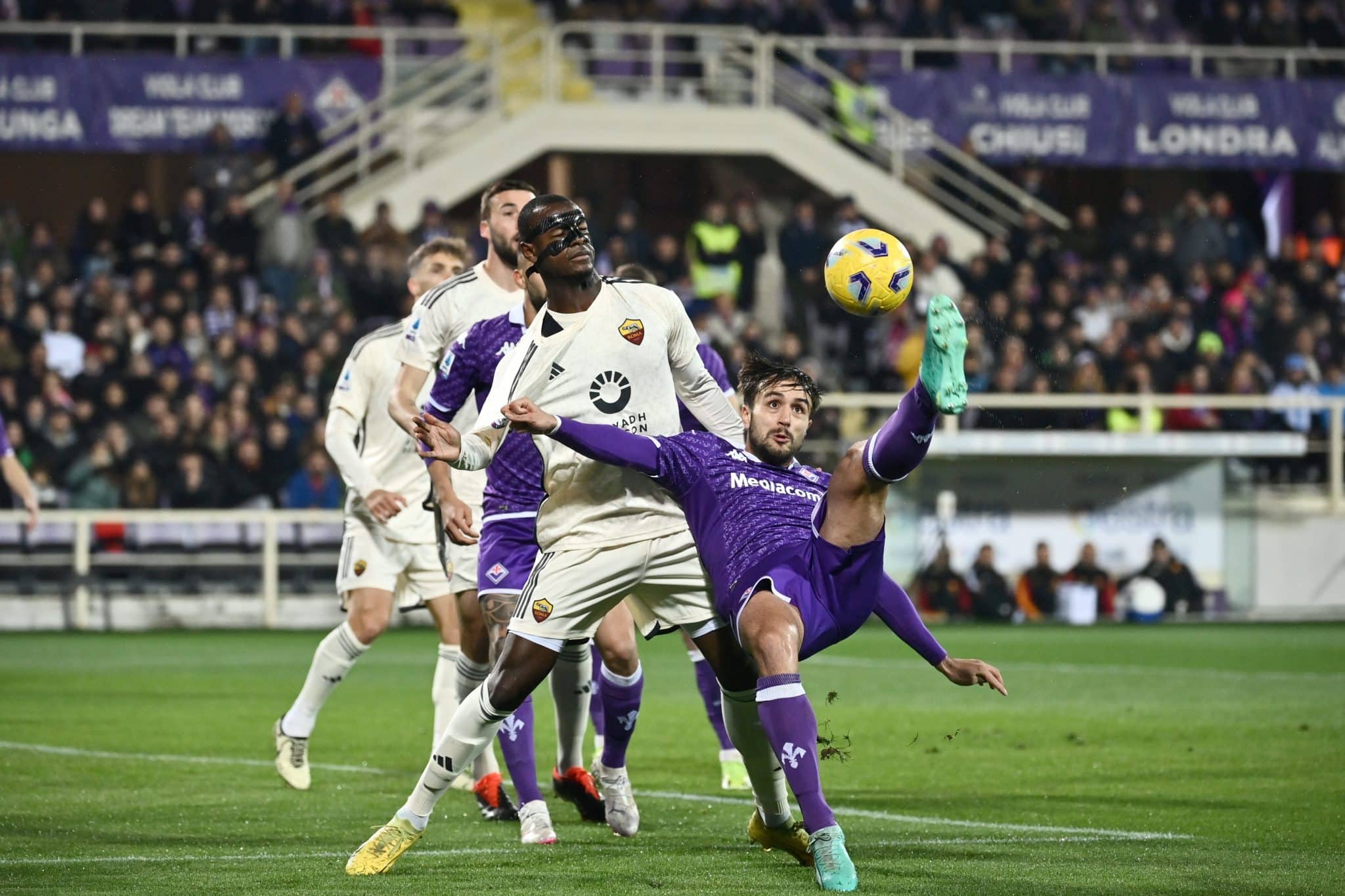 Bem diferente da goleada sobre o Brighton&hellip; Roma joga mal, mas castiga Fiorentina ao arrancar empate no &uacute;ltimo lance