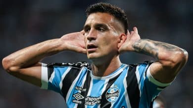 Cristaldo e Diego Costa marcam, Gr&ecirc;mio confirma o favoritismo, passa pelo Brasil e pega o Caxias na semifinal do Gauch&atilde;o