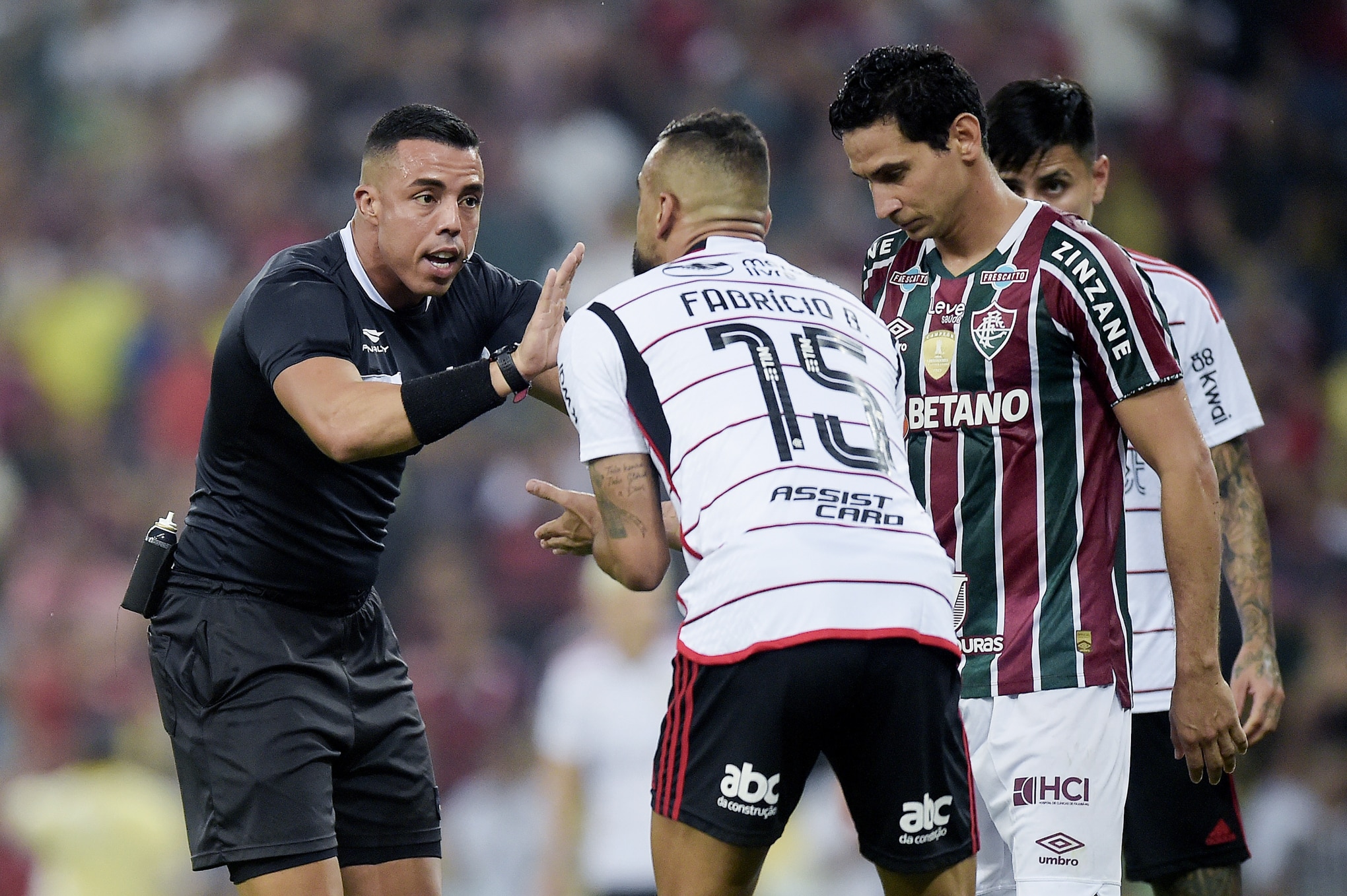 Ganso sentiu dores na panturrilha no jogo de ida das semifinais do Carioca contra o Flamengo (Foto: Icon sport)
