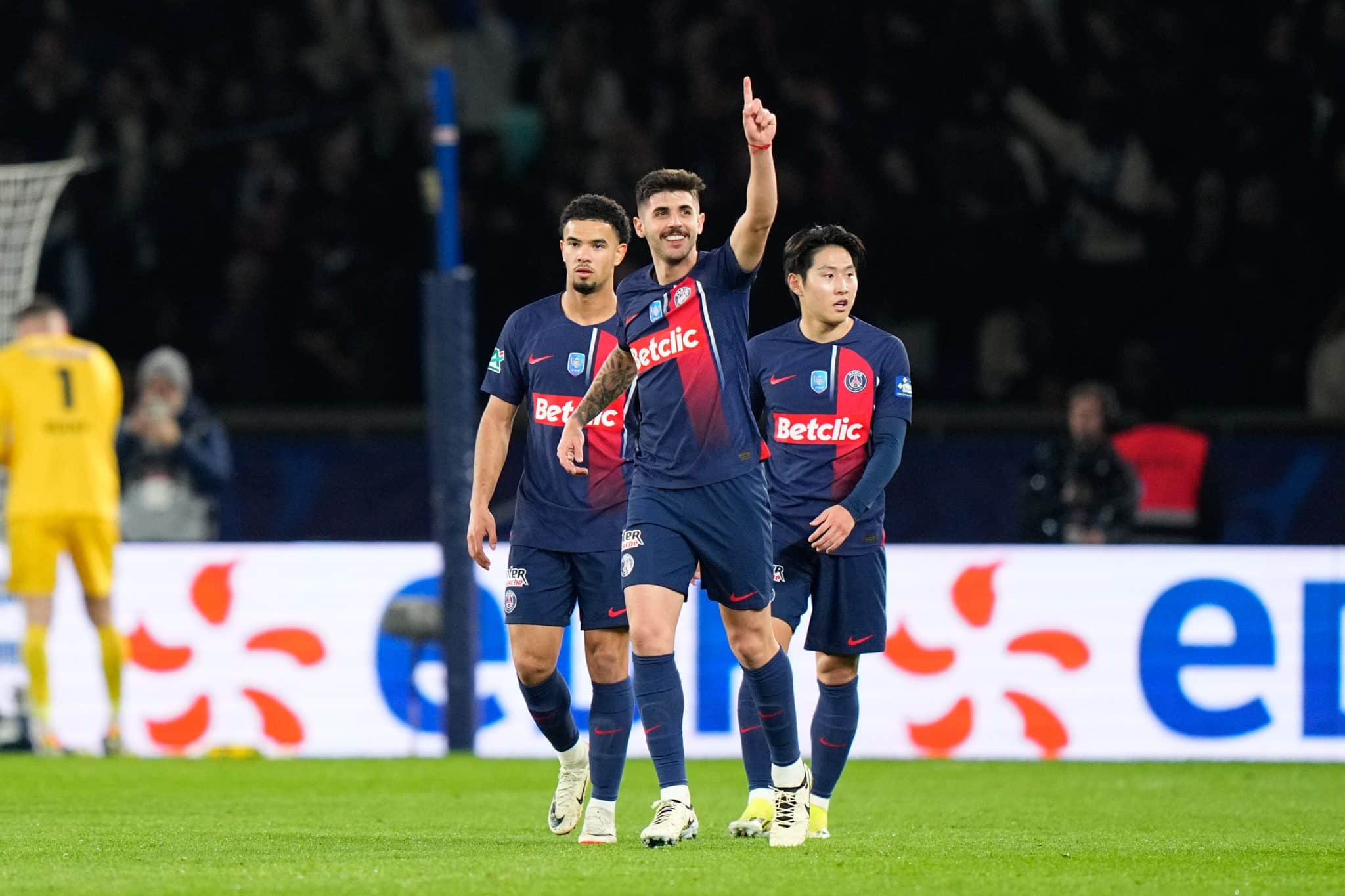 Beraldo brilha, PSG espanta seu &uacute;nico algoz franc&ecirc;s da temporada e garante vaga na semifinal da Copa da Fran&ccedil;a