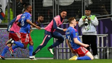 Em jogo maluco, Lyon ri por &uacute;ltimo, vence Toulouse (de virada) e segue firme em sua campanha de recupera&ccedil;&atilde;o