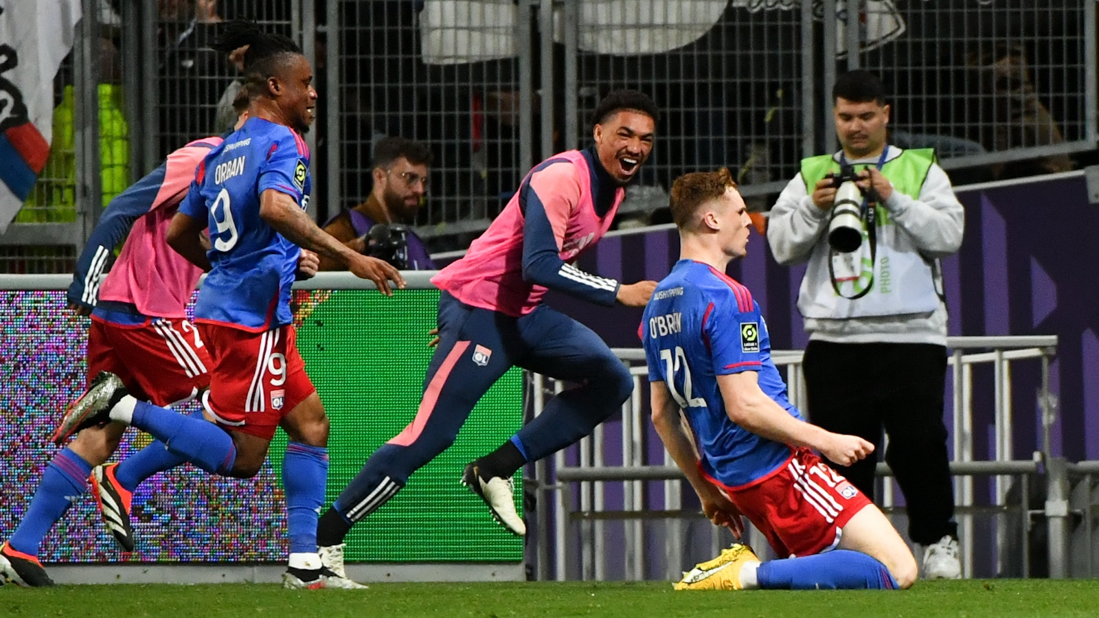 Em jogo maluco, Lyon ri por &uacute;ltimo, vence Toulouse (de virada) e segue firme em sua campanha de recupera&ccedil;&atilde;o