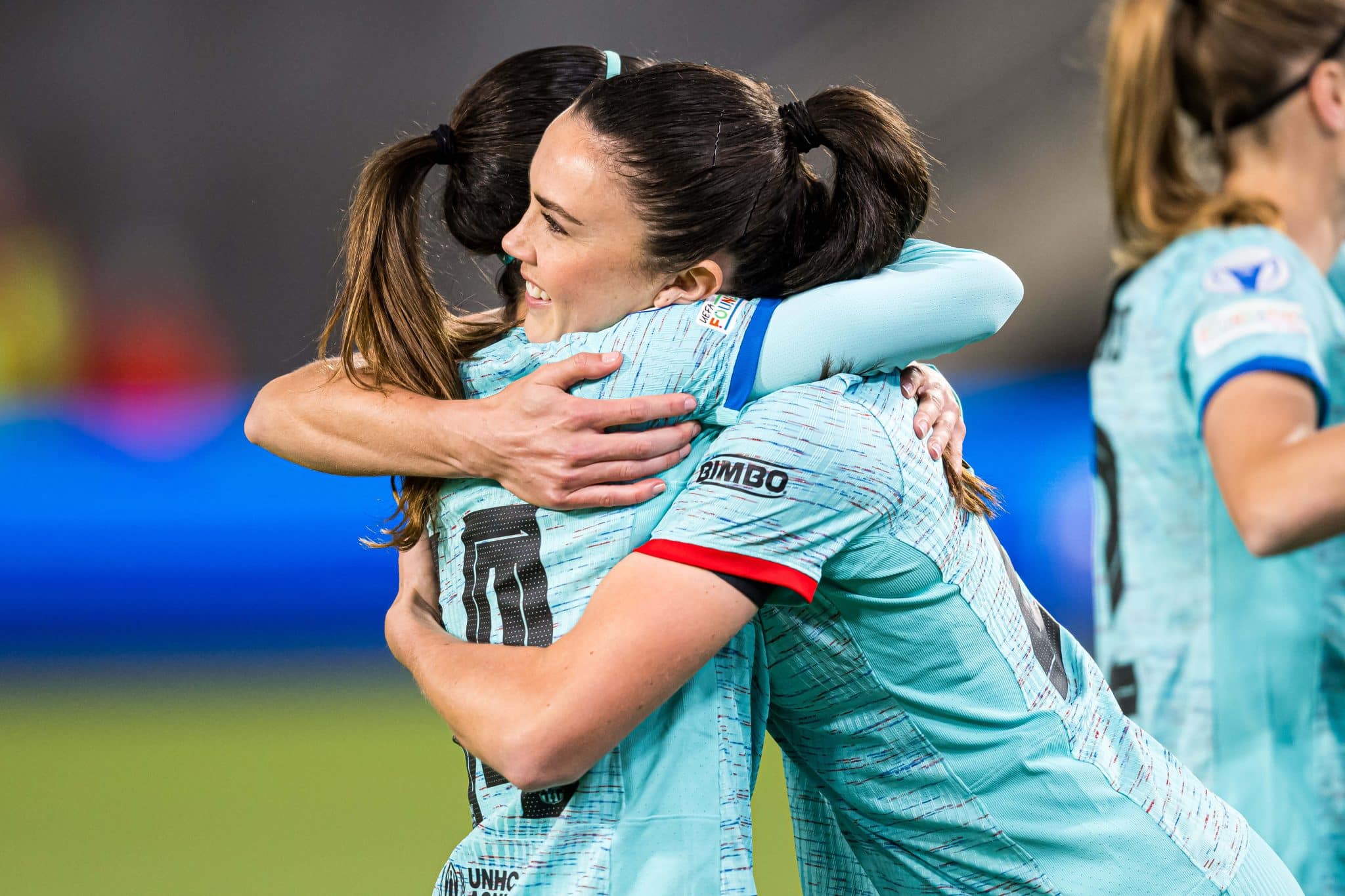 Barcelona sua, mas vence briga contra gol e surpresa da Champions Feminina