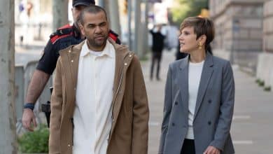 Dani Alves ficou em festa at&eacute; altas horas ap&oacute;s sair da cadeia