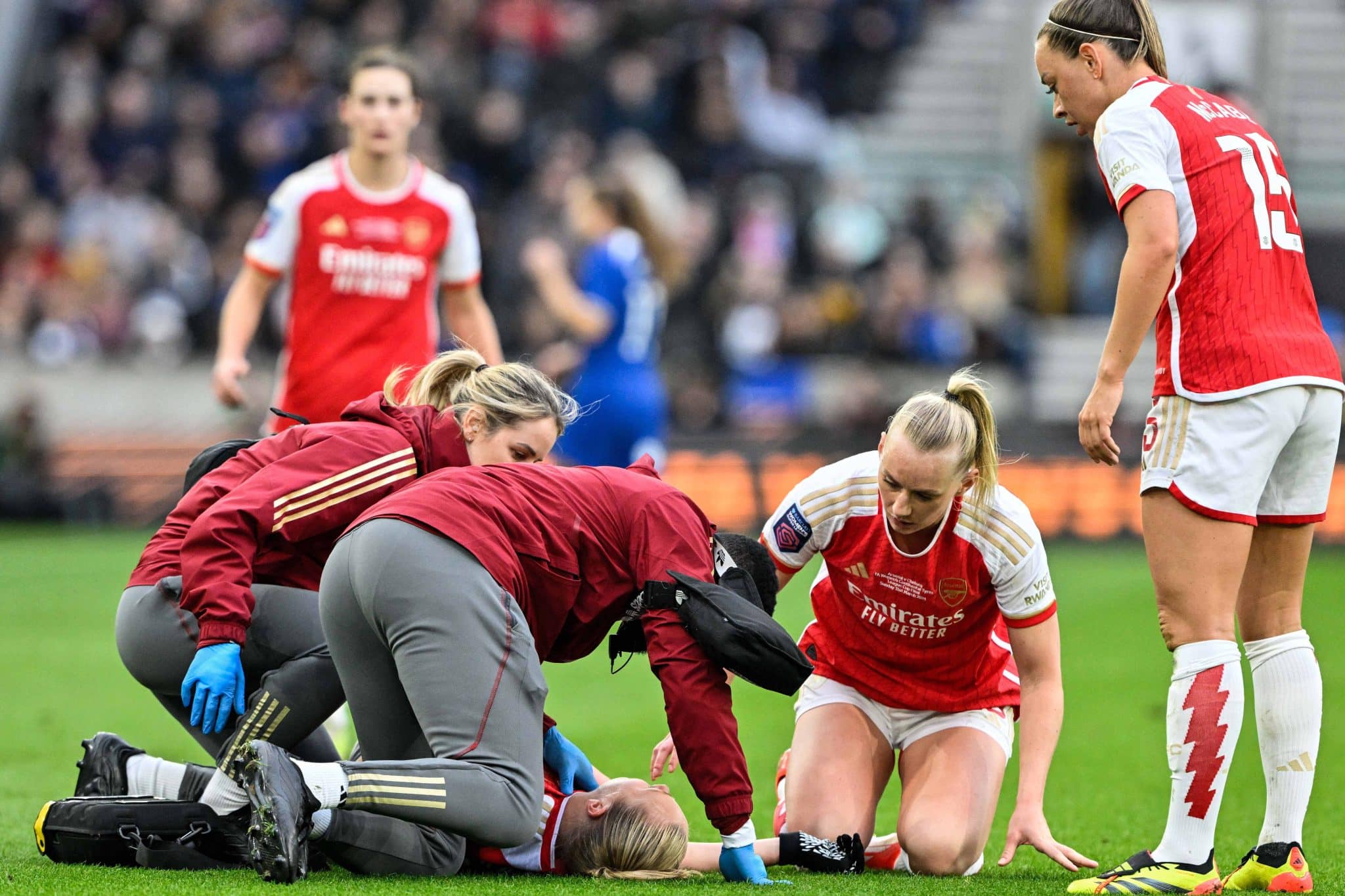 Cenas fortes: zagueira do Arsenal desmaia durante final da Copa da Inglaterra feminina