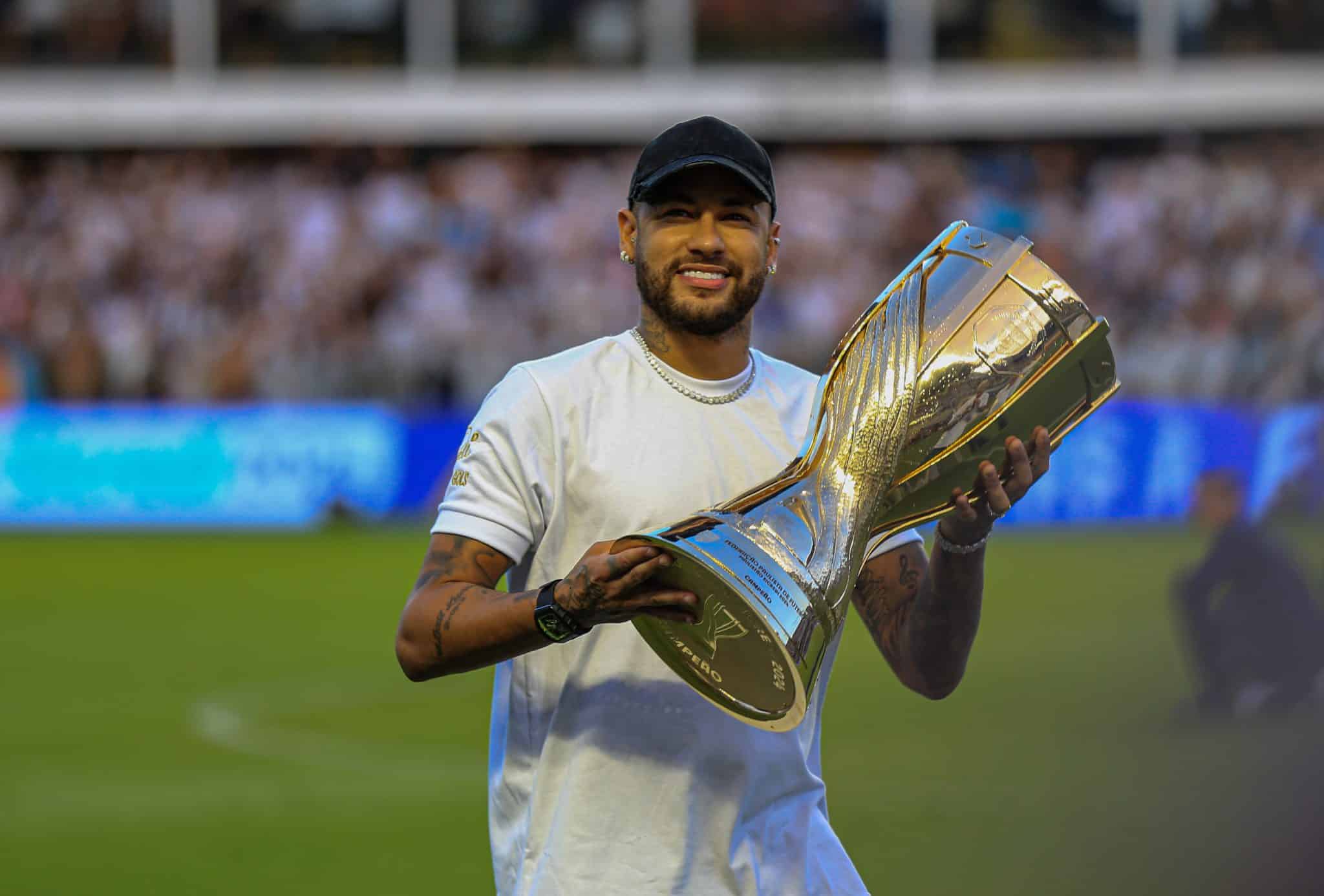 Neymar com a ta&ccedil;a do Paulista