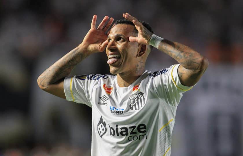 Com Neymar na torcida, Santos vence o Palmeiras e fica mais próximo do título do Paulistão