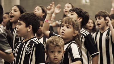 A torcedora mirim do Atl&eacute;tico-MG que chorou por entrar com o advers&aacute;rio e ganhou um dia dos sonhos na Arena MRV