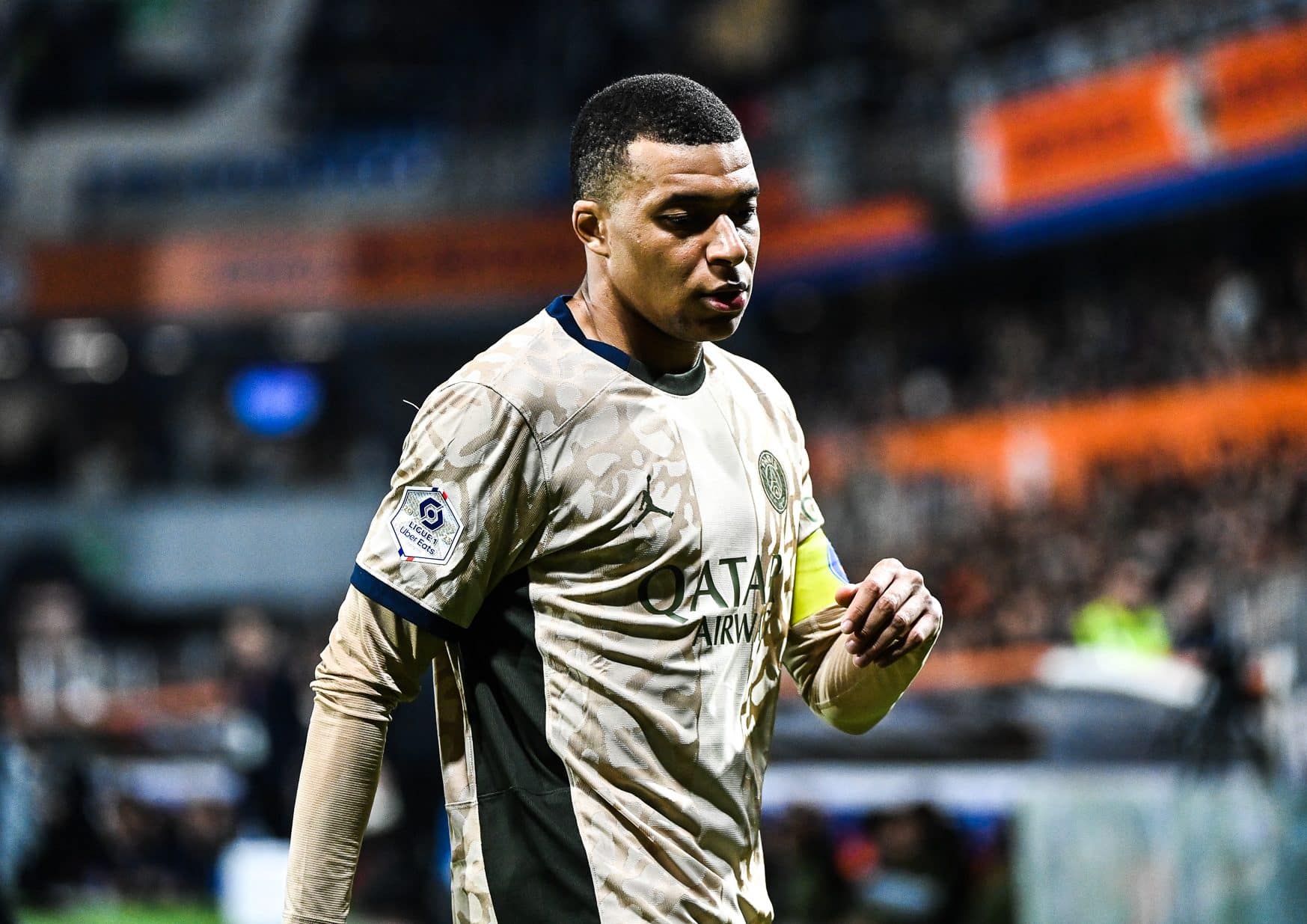 Por que Mbapp&eacute; ainda n&atilde;o anunciou seu pr&oacute;ximo destino?