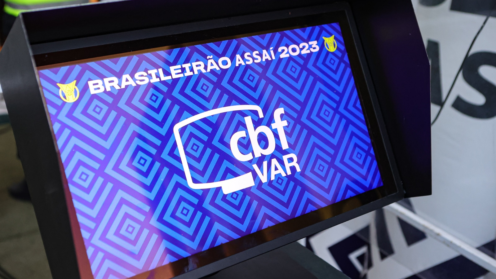 Juiz explicar decis&atilde;o do VAR ao vivo far&aacute; bem ou mal ao futebol brasileiro?