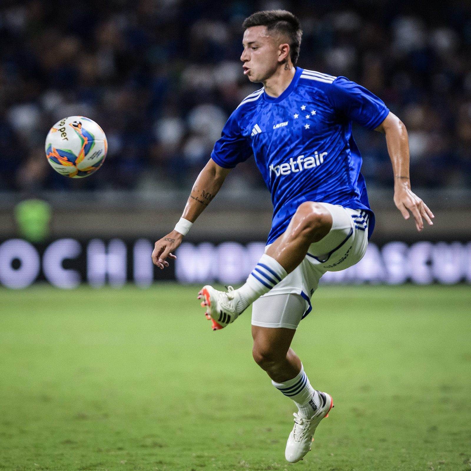O jovem argentino &Aacute;lvaro Barreal deu seus primeiros passos, e passes, com a camisa do Cruzeiro