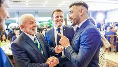 Encontro no vesti&aacute;rio, pol&iacute;tica e Vasco: Payet mostra lado diplomata durante visita de Macron