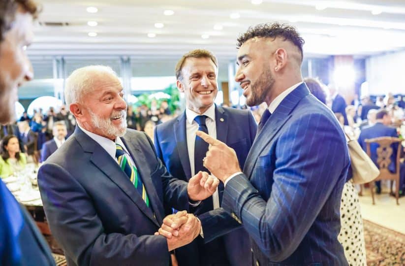 Encontro no vestiário, política e Vasco: Payet mostra lado diplomata durante visita de Macron