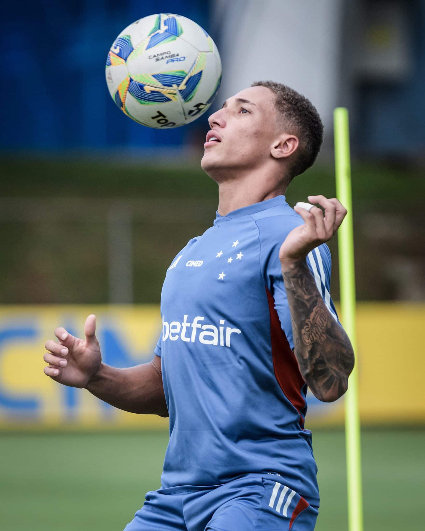 Indisciplina, les&otilde;es e empr&eacute;stimos: base do Cruzeiro perde espa&ccedil;o com Larcam&oacute;n