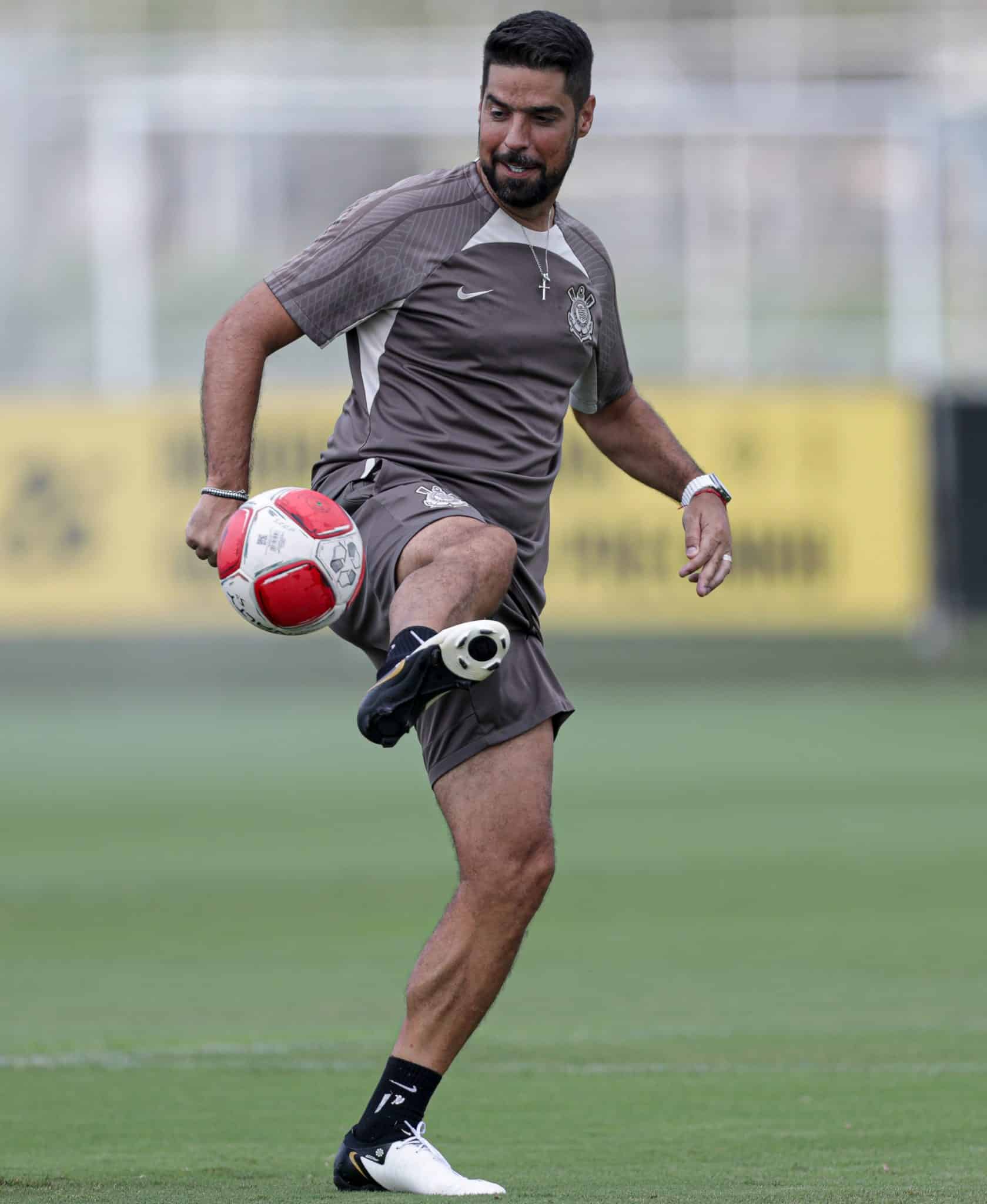 Concentra&ccedil;&atilde;o total: Ant&oacute;nio Oliveira tenta criar clima leve no Corinthians