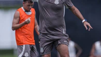 Ant&oacute;nio Oliveira evita cr&iacute;ticas a Mano Menezes, mas reconhece pr&oacute;prio m&eacute;rito em evolu&ccedil;&atilde;o&nbsp;do&nbsp;Corinthians