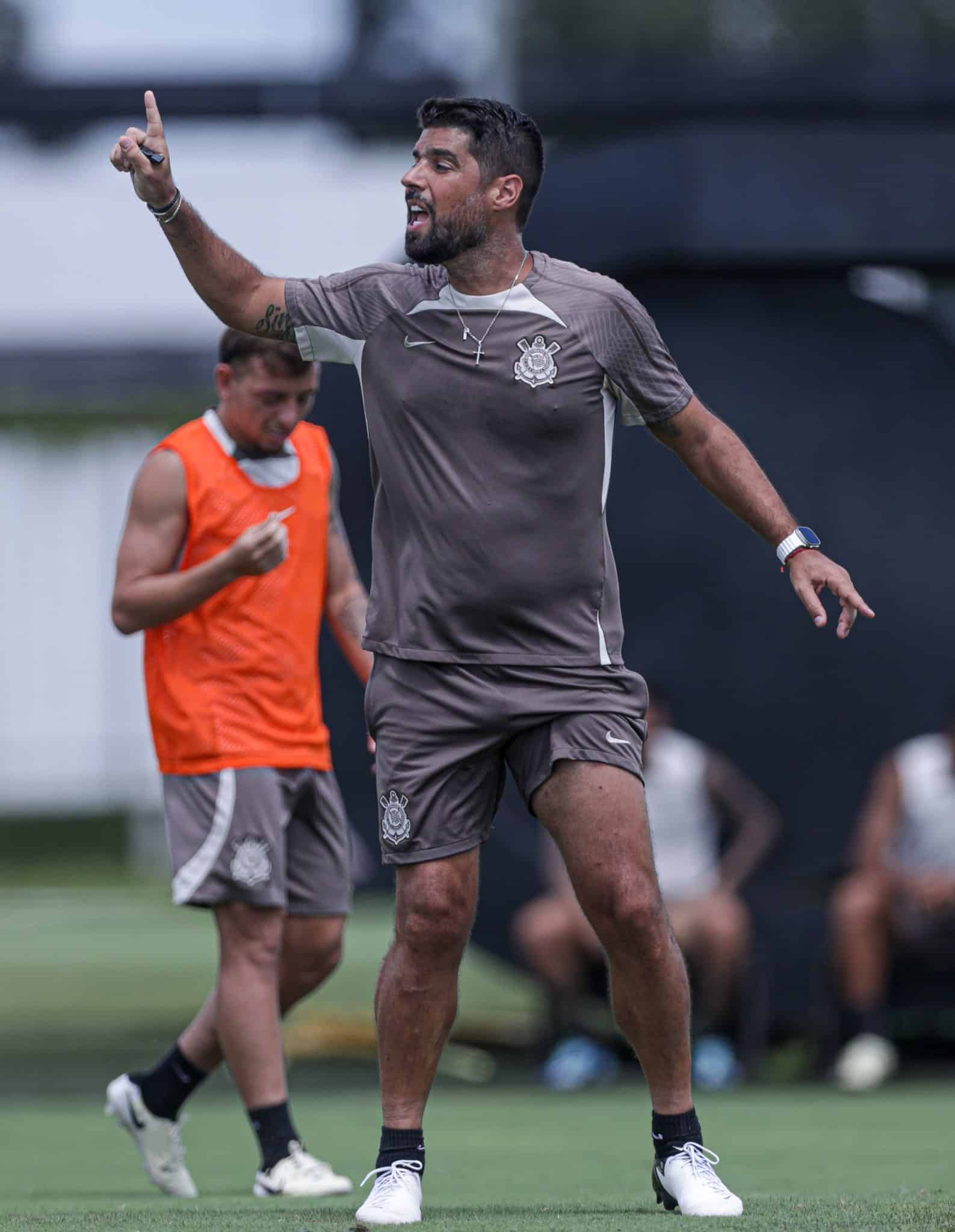 Ant&oacute;nio Oliveira evita cr&iacute;ticas a Mano Menezes, mas reconhece pr&oacute;prio m&eacute;rito em evolu&ccedil;&atilde;o&nbsp;do&nbsp;Corinthians