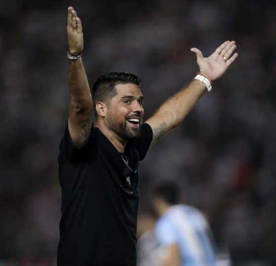 Como António Oliveira tem aproveitado intertemporada forçada do Corinthians?