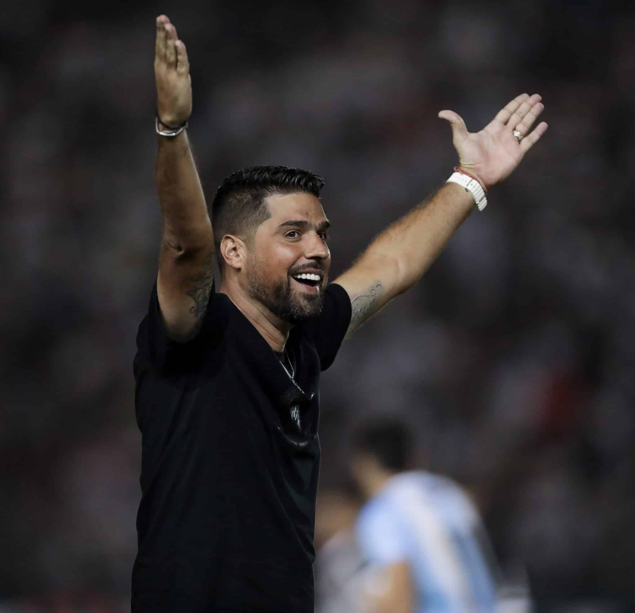 Como Ant&oacute;nio Oliveira tem aproveitado intertemporada for&ccedil;ada do Corinthians?