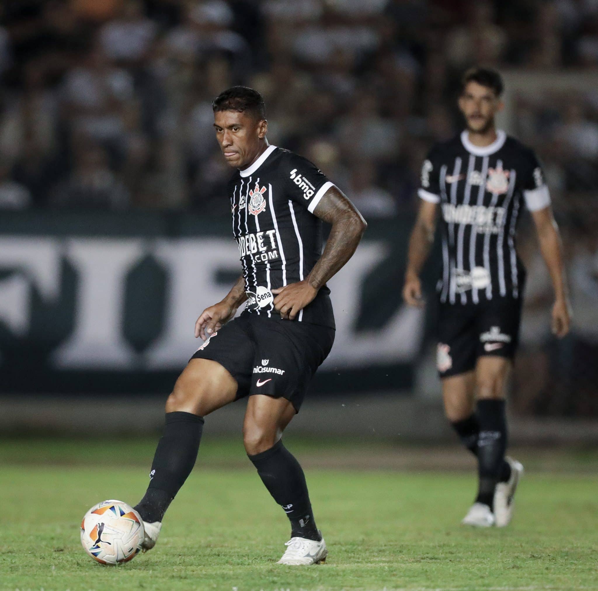 Qual ser&aacute; o futuro de Paulinho no Corinthians?