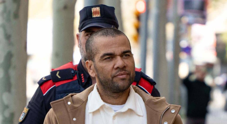 Em liberdade provisória, Daniel Alves deve enfrentar novo julgamento