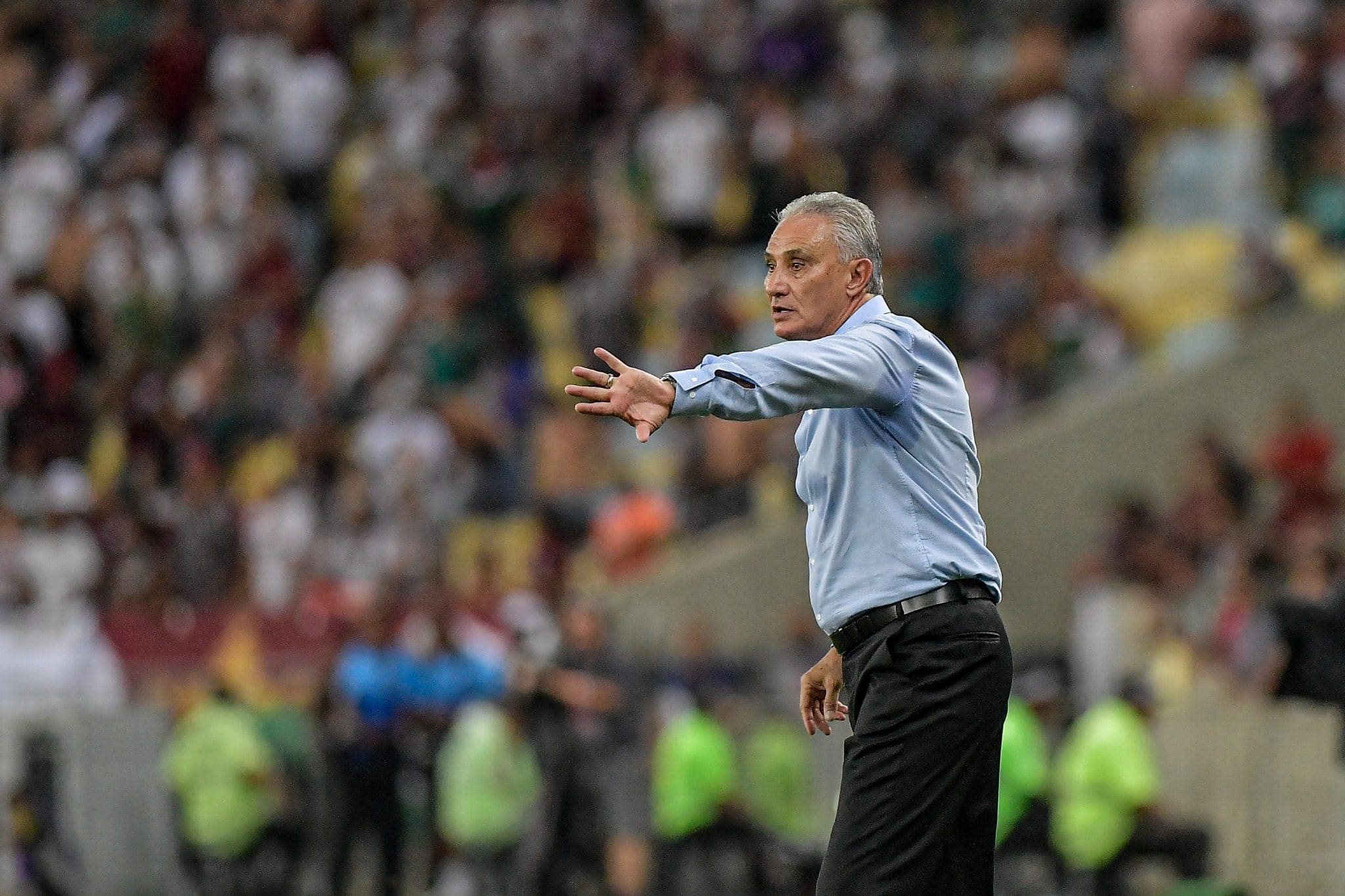 Tite reclama da arbitragem e prefere p&eacute;s no ch&atilde;o ap&oacute;s vit&oacute;ria mai&uacute;scula do Flamengo no Fla-Flu
