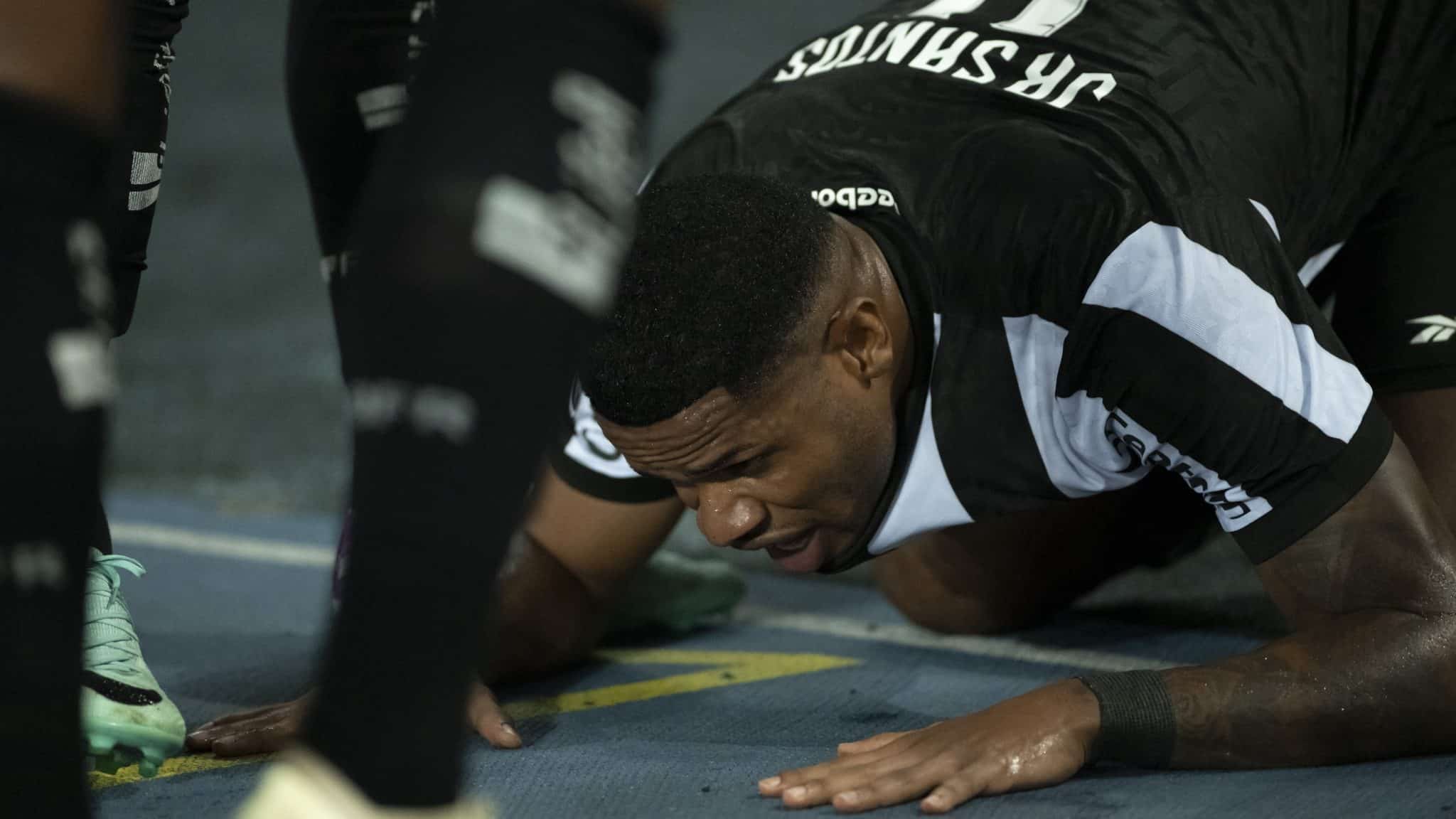 J&uacute;nior Santos arranca e gira, deita e rola, e destrava noite de Libertadores