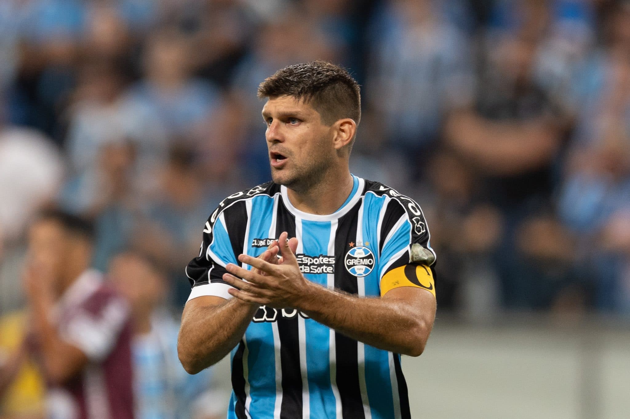 Gr&ecirc;mio sobra no in&iacute;cio e toma sustos no fim, mas garante vaga na final do Ga&uacute;ch&atilde;o