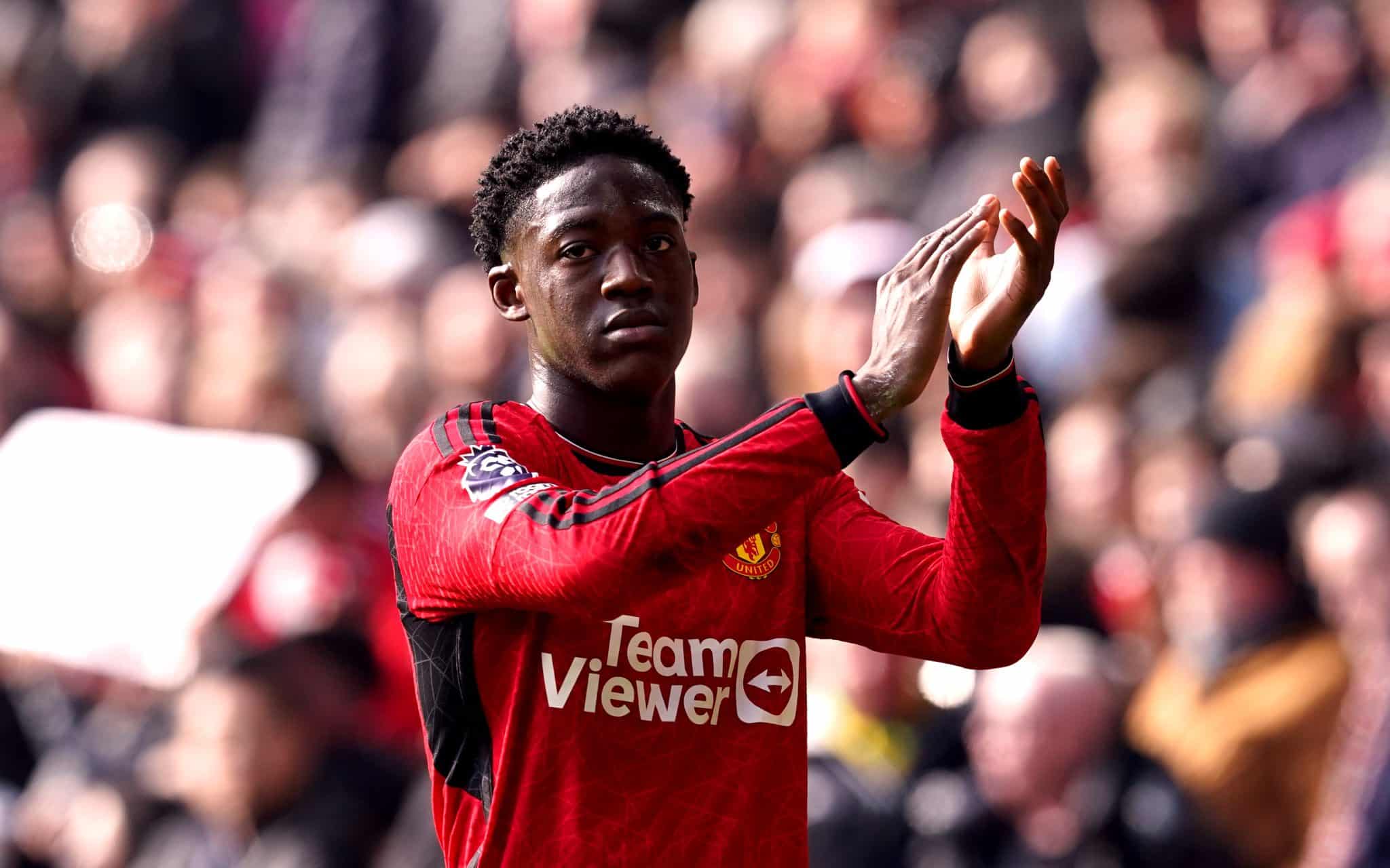 Mainoo &eacute; o xod&oacute; da torcida do Manchester United (Foto: Icon Sport)