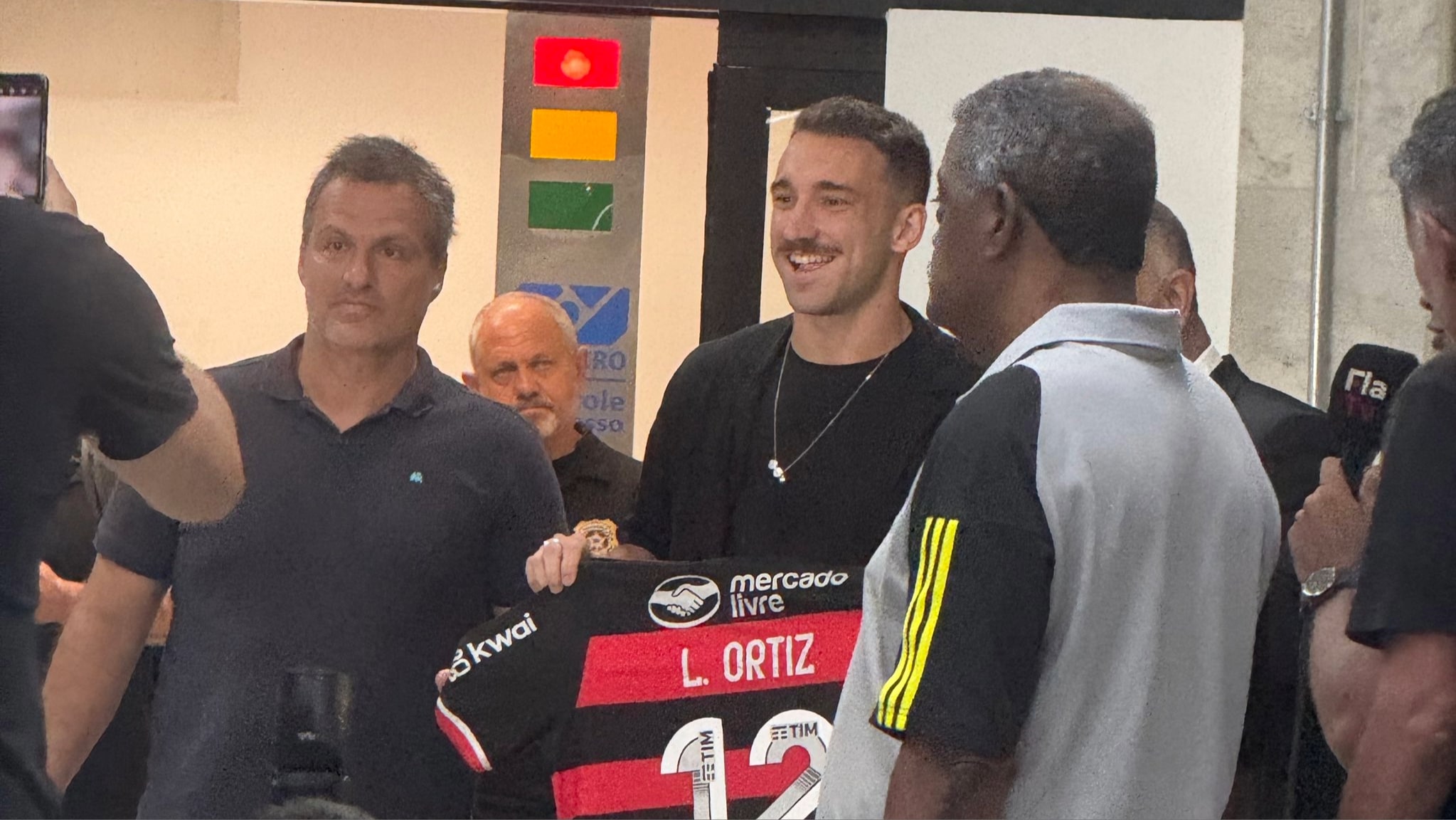 L&eacute;o Ortiz desembarca no Rio de Janeiro com a cabe&ccedil;a no Maracan&atilde; lotado de torcedores do Flamengo