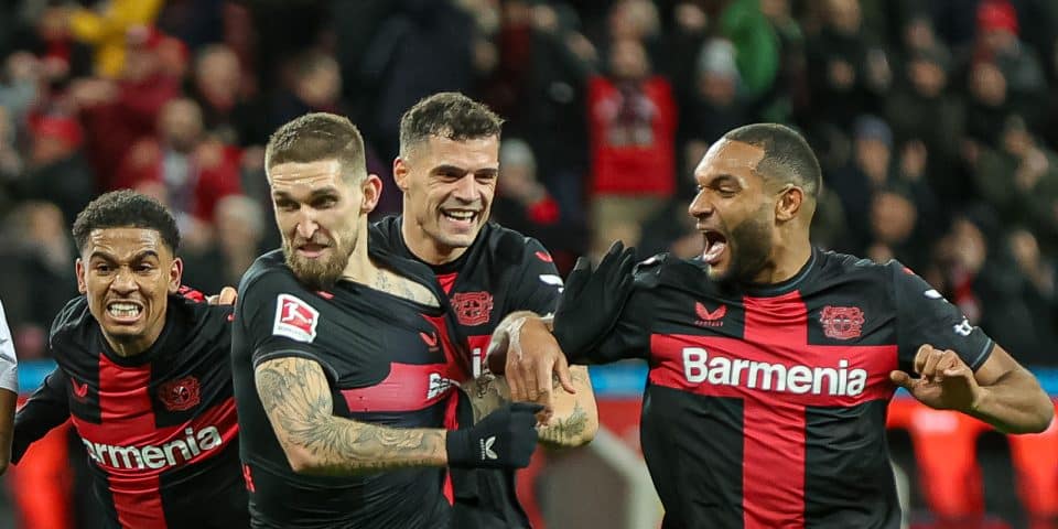 Ninguém para! Leverkusen vira em três minutos e segue invicto após fico de Alonso