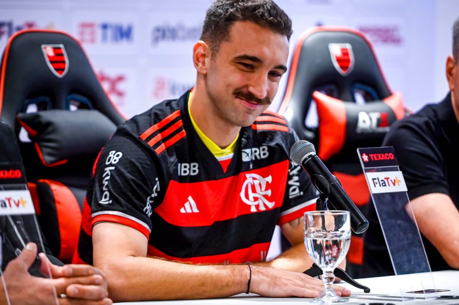 &lsquo;Maior do Brasil&rsquo;: L&eacute;o Ortiz abre o cora&ccedil;&atilde;o em apresenta&ccedil;&atilde;o e se declara ao Flamengo