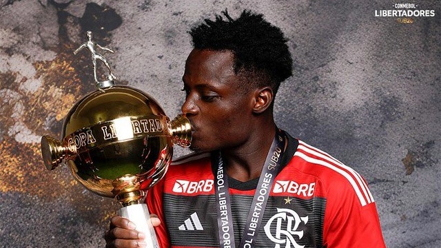 Her&oacute;i na final, Shola beija a Ta&ccedil;a da Libertadores sub-20 (Foto: Divulga&ccedil;&atilde;o/Conmebol)