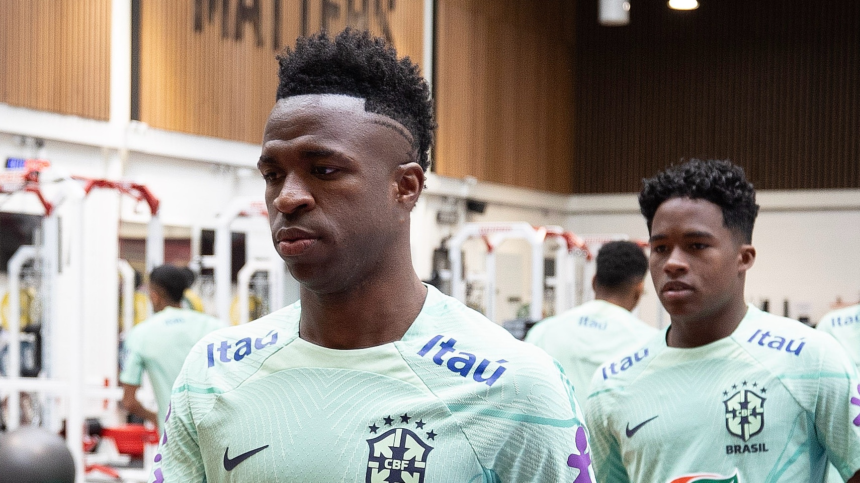 Recebido por Vini Jr, Endrick vive na Sele&ccedil;&atilde;o uma pr&eacute;via de seu futuro