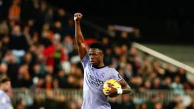 Vinicius J&uacute;nior deu a resposta que o Mestalla precisava: dois gols e um punho cerrado
