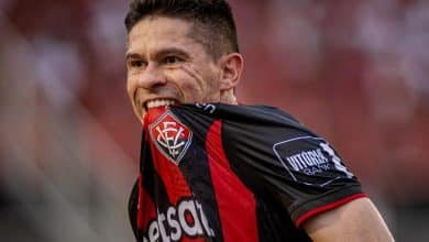 Cl&aacute;ssico ca&oacute;tico termina com virada hist&oacute;rica do Vit&oacute;ria sobre o Bahia no Barrad&atilde;o