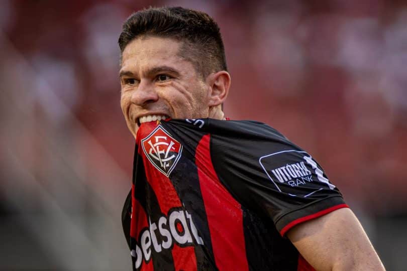 Clássico caótico termina com virada histórica do Vitória sobre o Bahia no Barradão