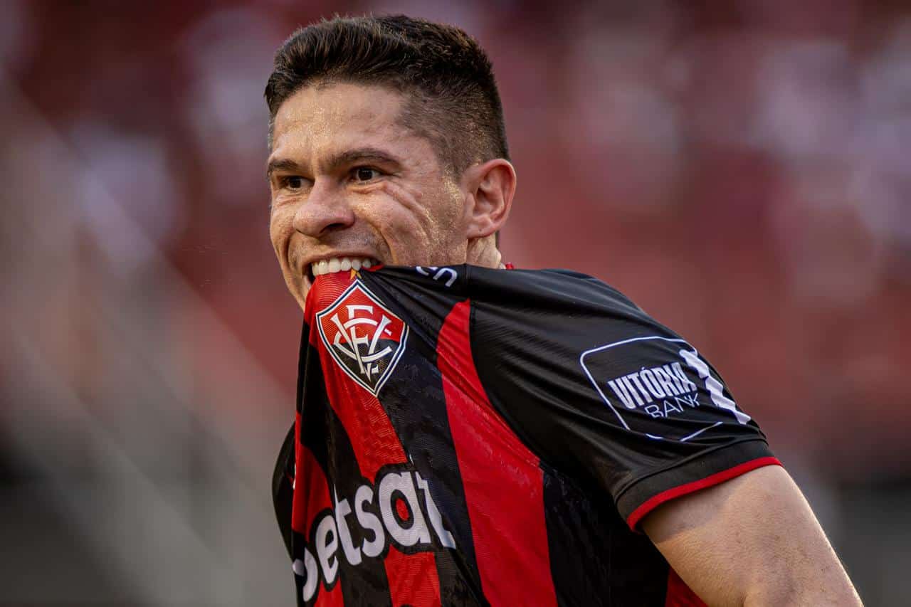 Cl&aacute;ssico ca&oacute;tico termina com virada hist&oacute;rica do Vit&oacute;ria sobre o Bahia no Barrad&atilde;o