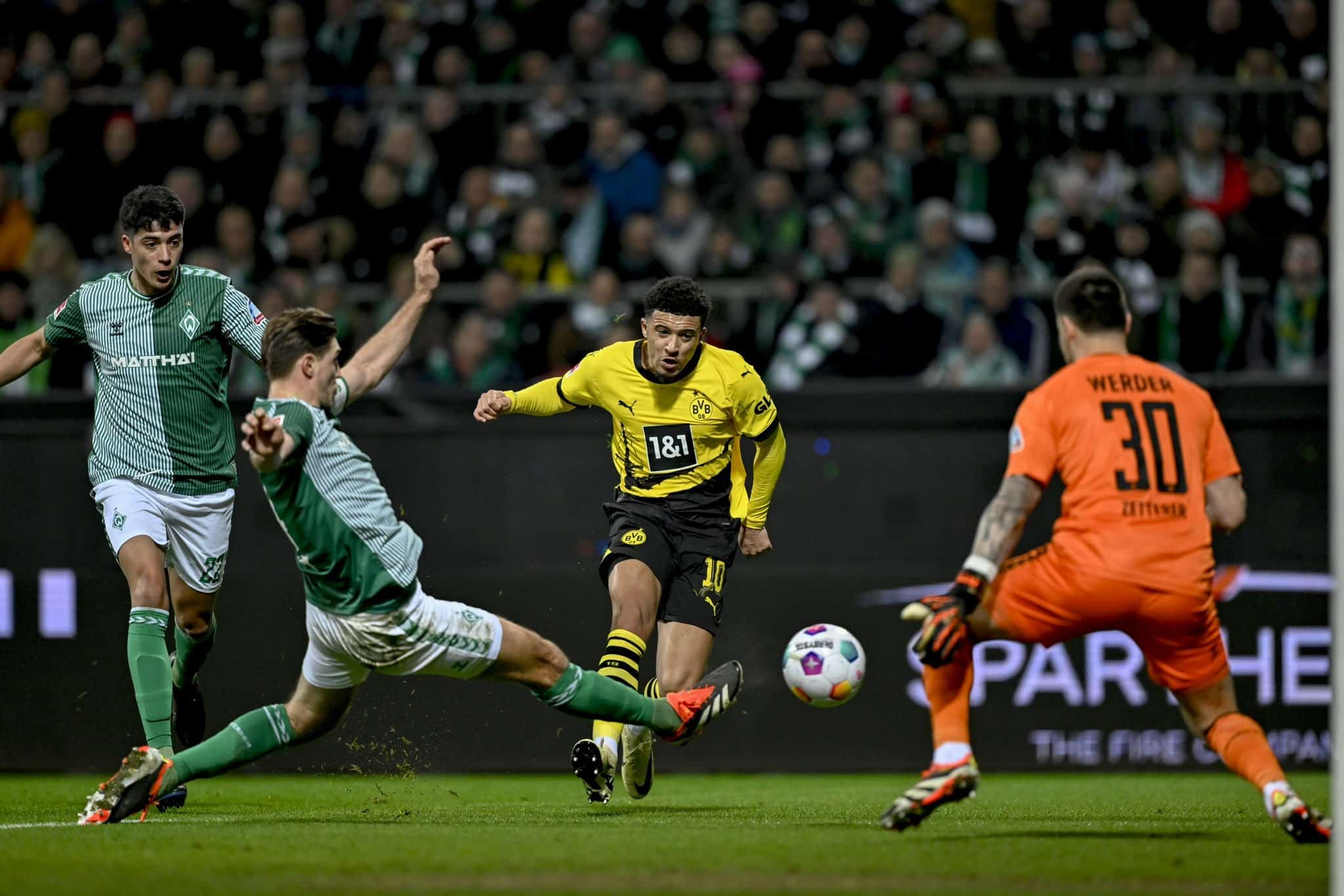 O Borussia Dortmund flertou com o perigo, mas segurou uma importante vit&oacute;ria contra o Bremen e deu um chega pra l&aacute; no Leipzig