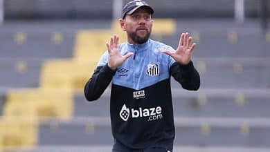 Ap&oacute;s protesto de jogadoras, Kleiton Lima pede demiss&atilde;o do time feminino do Santos