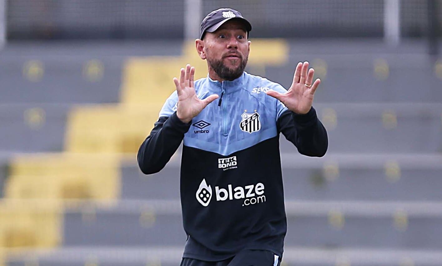 Ap&oacute;s protesto de jogadoras, Kleiton Lima pede demiss&atilde;o do time feminino do Santos