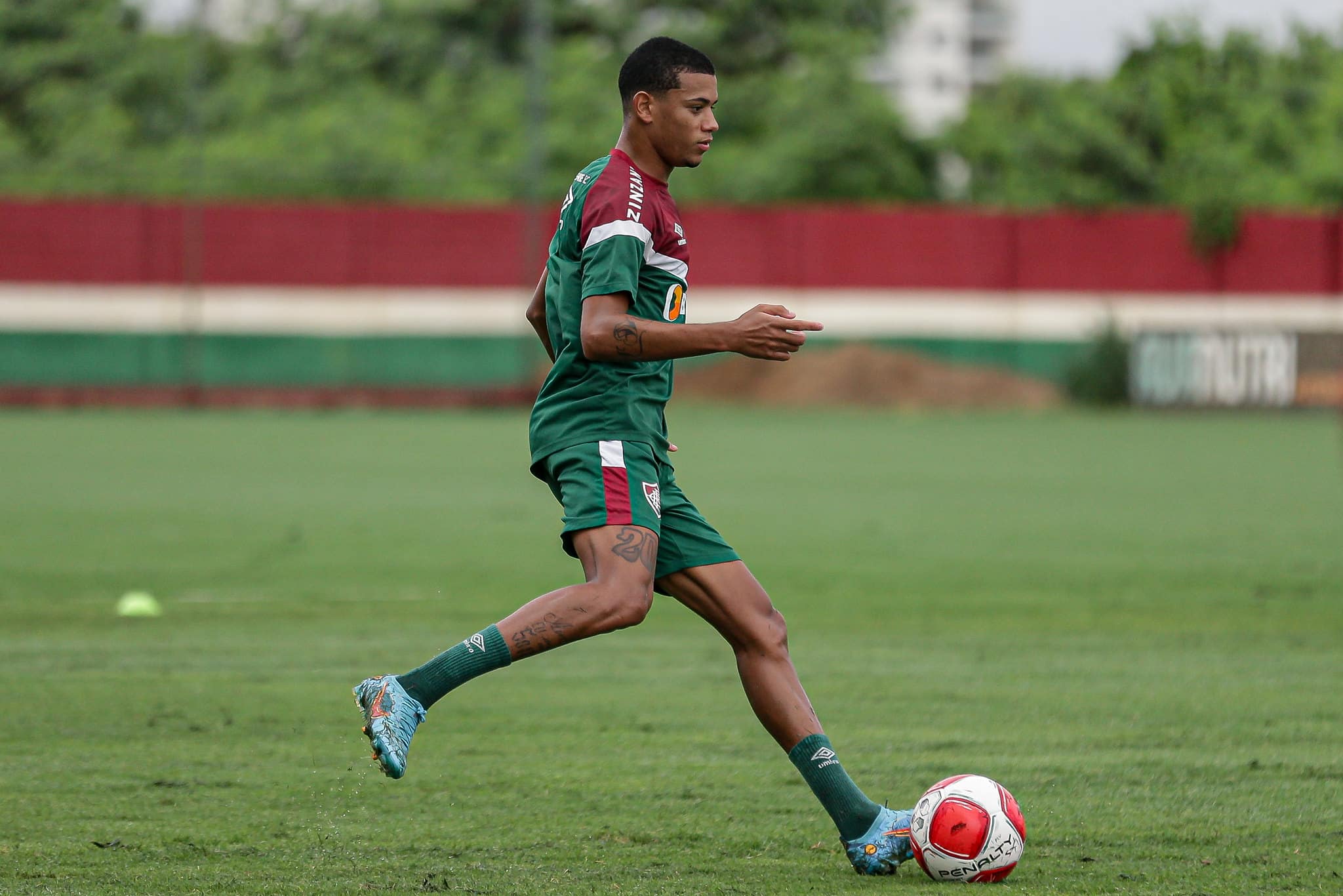 Jhonny chegou a ser capit&atilde;o nas divis&otilde;es de base do Fluminense mas n&atilde;o encontrou espa&ccedil;o na lateral-direita como profissional - Foto: LUCAS MER&Ccedil;ON / FLUMINENSE F.C.