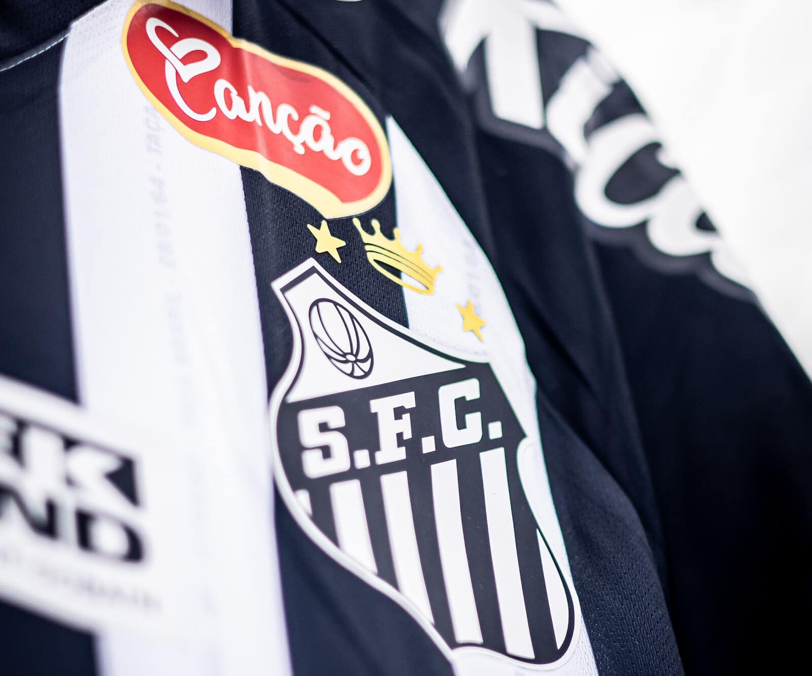 Quanto o Santos recebe por ano com os seis patroc&iacute;nios no uniforme?