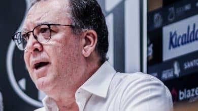 Marcelo Teixeira parabeniza elenco do Santos ap&oacute;s final e v&ecirc; arbitragem &lsquo;muito bem&rsquo;