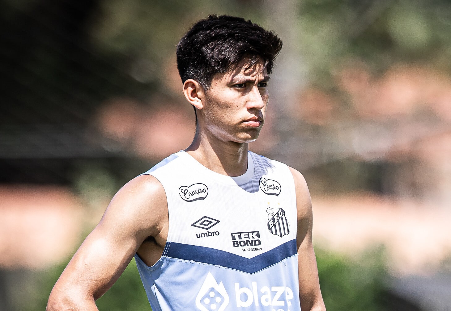 Miguelito faz 20 anos, mas chance nos profissionais do Santos ainda &eacute; realidade distante