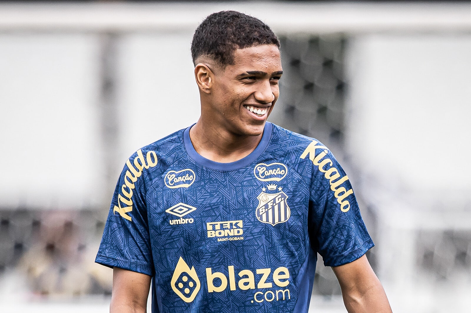 Souza vence concorr&ecirc;ncia e vira reserva imediato na lateral esquerda do Santos