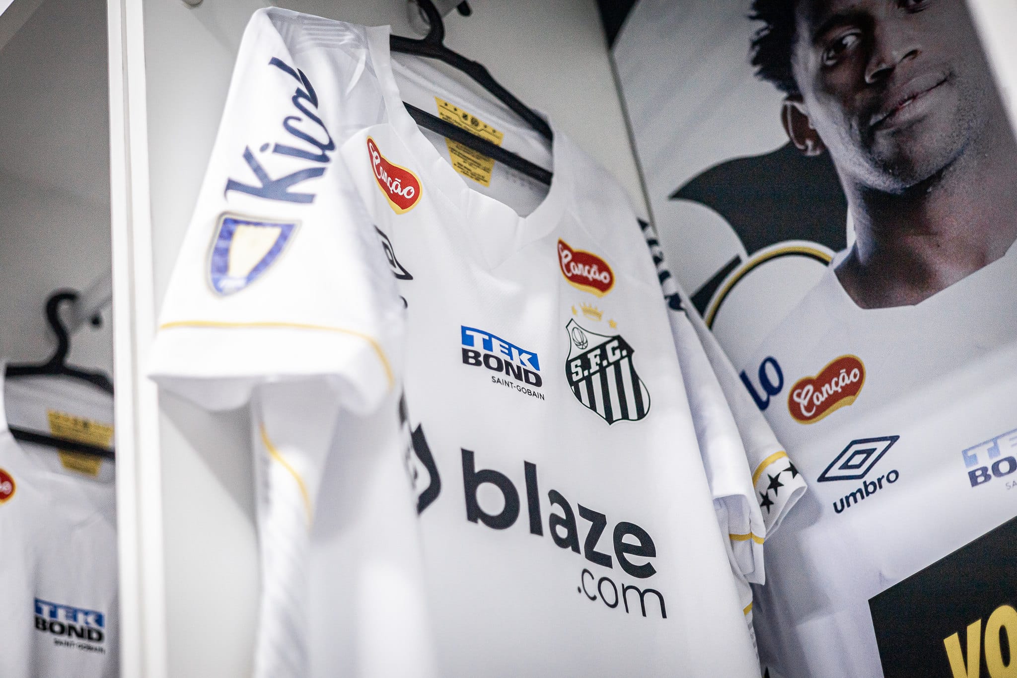Santos ter&aacute; mais dois patroc&iacute;nios no uniforme diante do Palmeiras