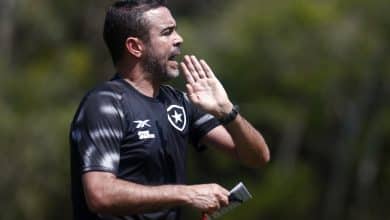 Artur Jorge j&aacute; identifica problemas no Botafogo, mas tem pouco tempo para consert&aacute;-los